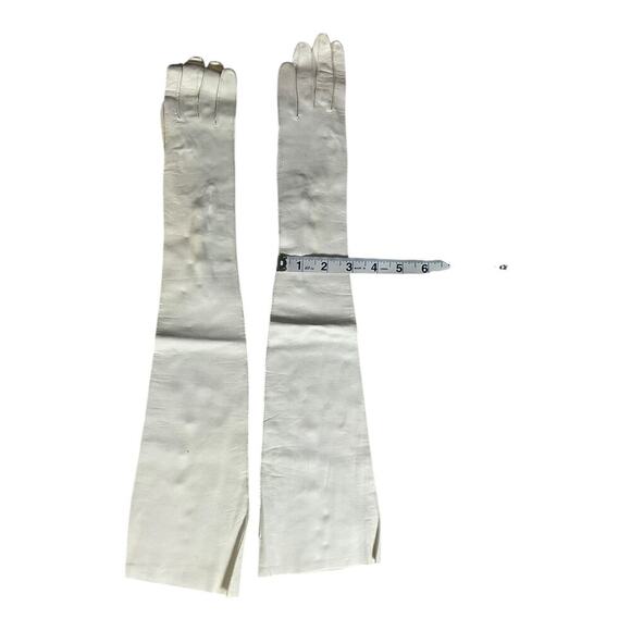 Vintage Mantessa Long White Opera Gloves Antique Soft Perl Clasp Detail X-Small - Picture 7 of 10